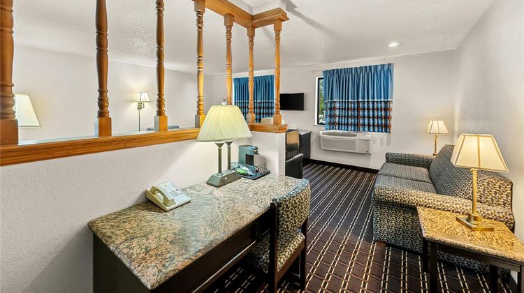 Super 8 New Castle Suite
