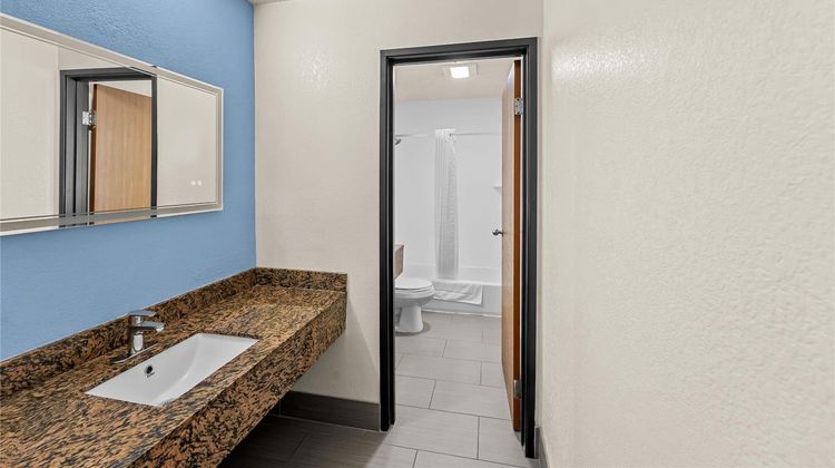 Super 8 New Castle Suite