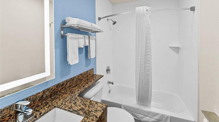 Super 8 New Castle Suite