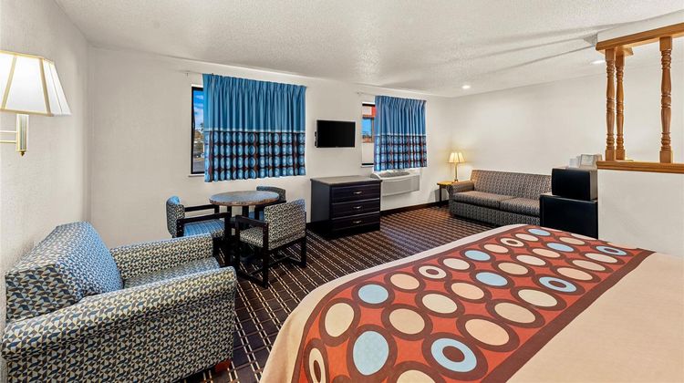 Super 8 New Castle Suite