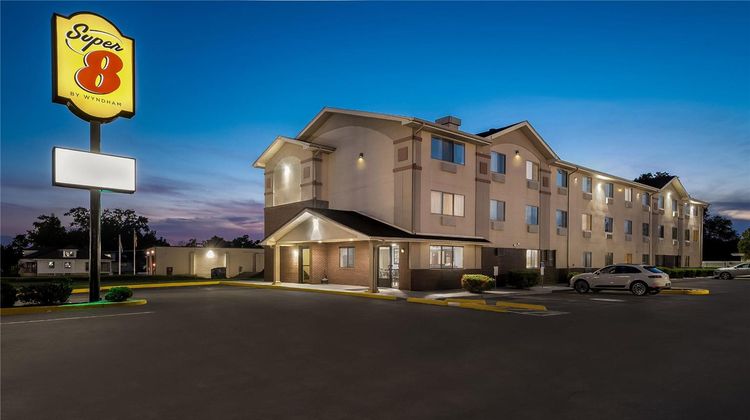 Super 8 New Castle Exterior
