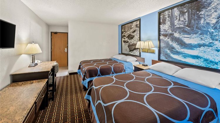 Super 8 New Castle Room
