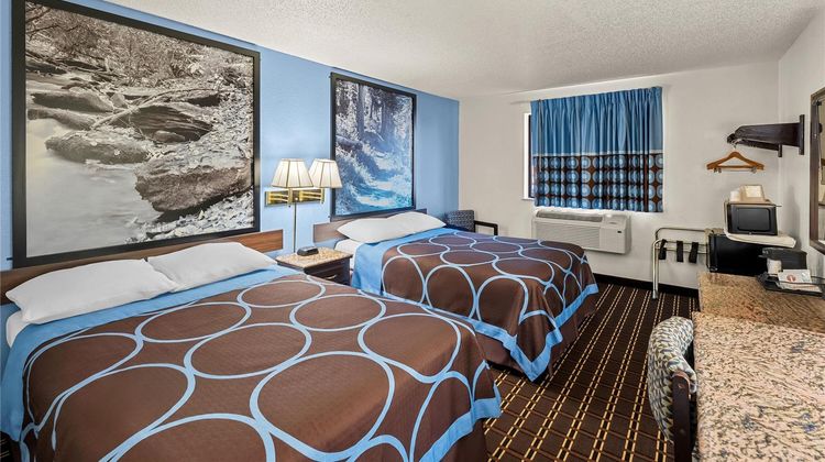 Super 8 New Castle Room