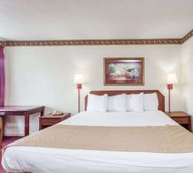 Knights Inn Hurricane Mills Room