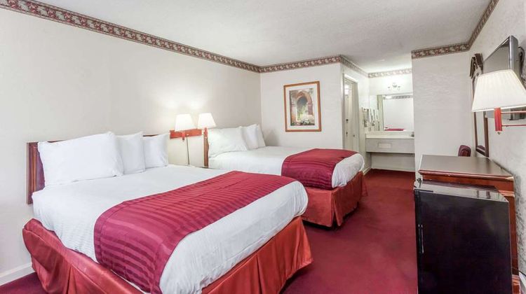 Knights Inn Hurricane Mills Room