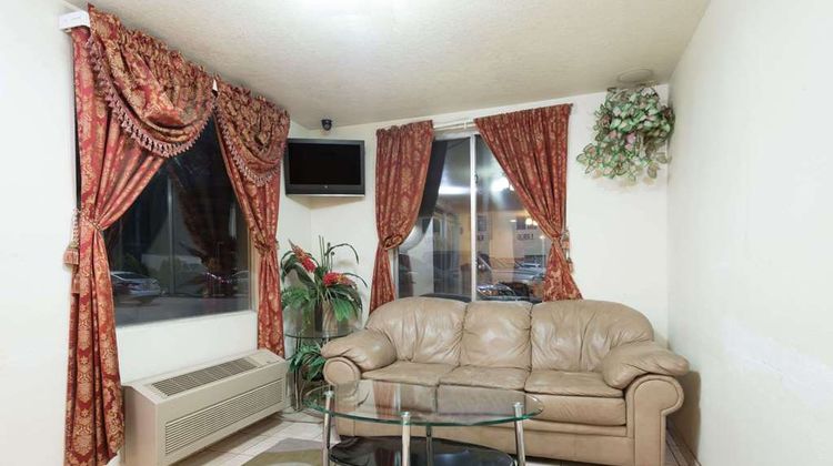 Super 8 Bernalillo Lobby