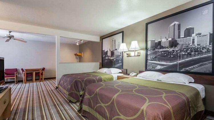 Super 8 Bernalillo Suite