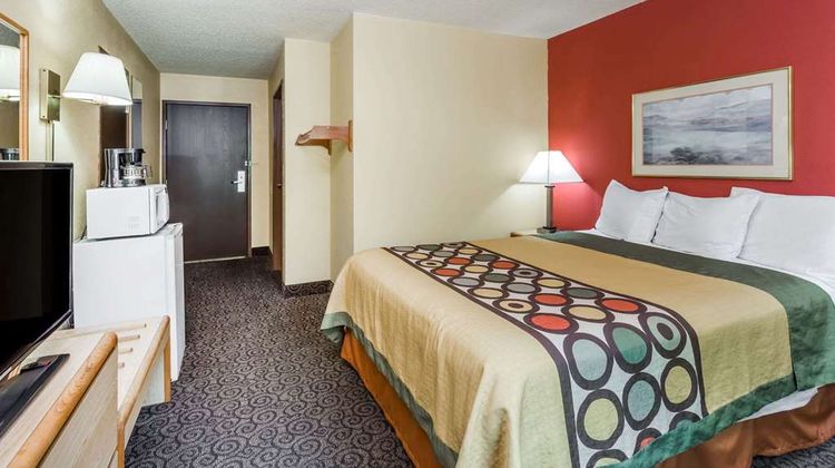 Super 8 Appleton Room
