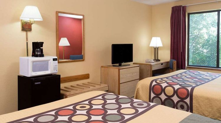 Super 8 Appleton Room