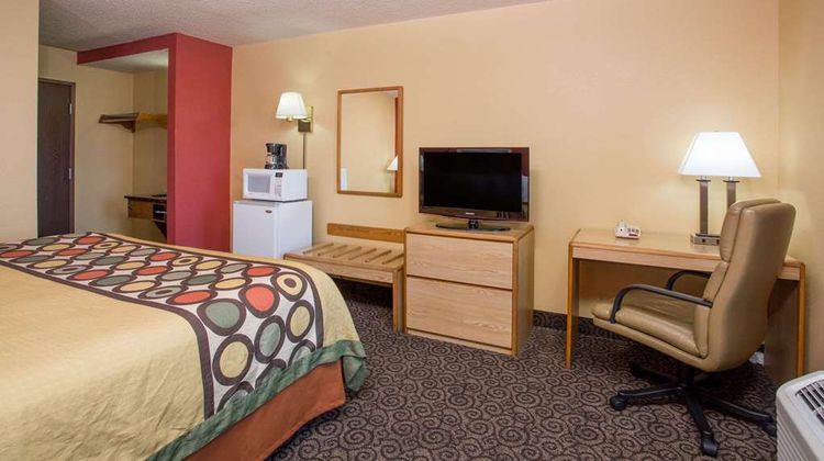 Super 8 Appleton Room