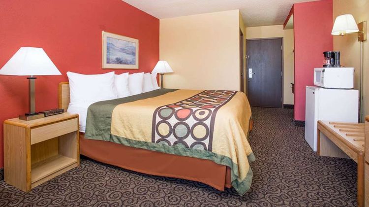 Super 8 Appleton Room