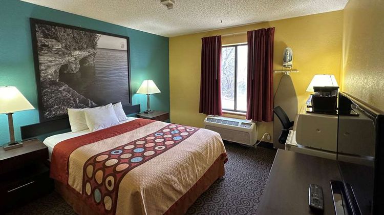 Super 8 Appleton Room