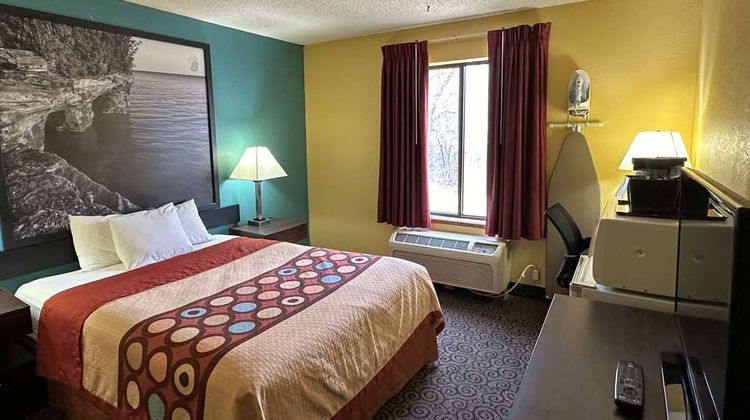 Super 8 Appleton Room