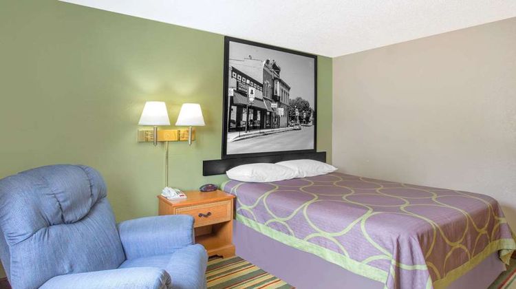 Super 8 Champaign Room