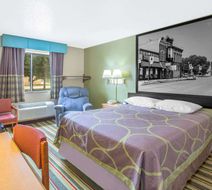 Super 8 Champaign Room