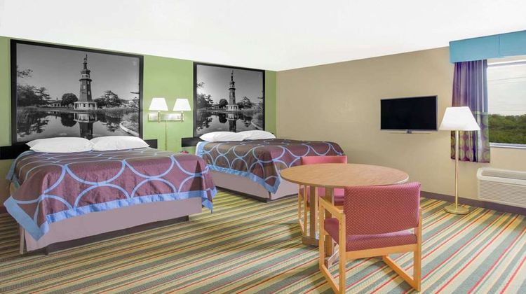 Super 8 Champaign Room