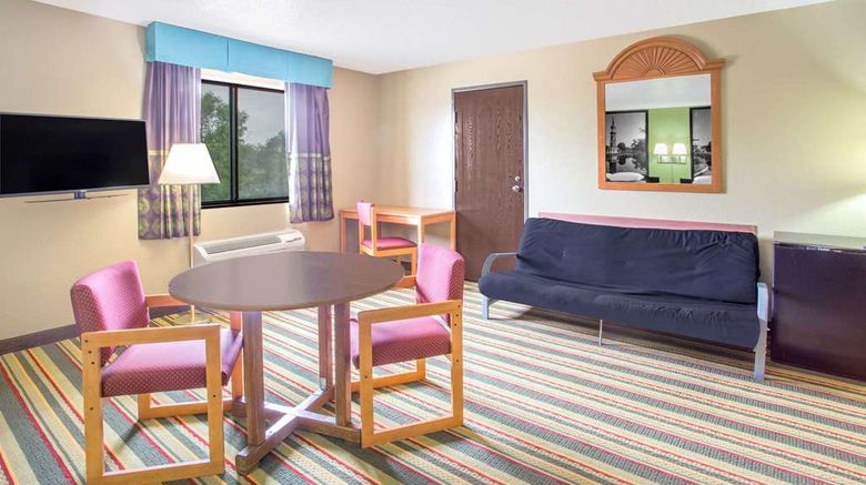 <b>Super 8 Champaign Suite</b>. Images powered by <a href="https://iceportal.shijigroup.com/" title="IcePortal" target="_blank">IcePortal</a>.