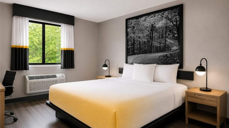 Super 8 Champaign Room