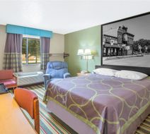 Super 8 Champaign Room
