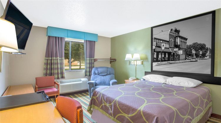 Super 8 Champaign Room