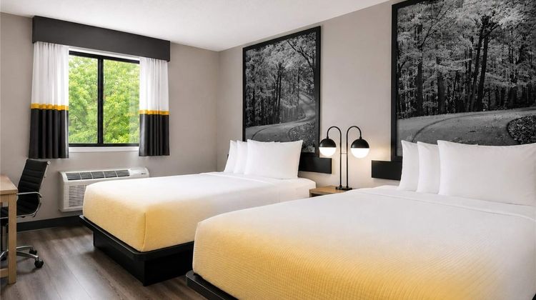 Super 8 Champaign Room