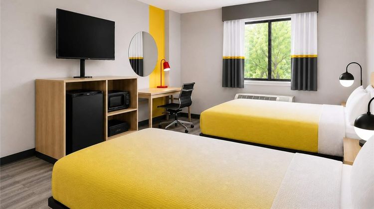 Super 8 Champaign Room