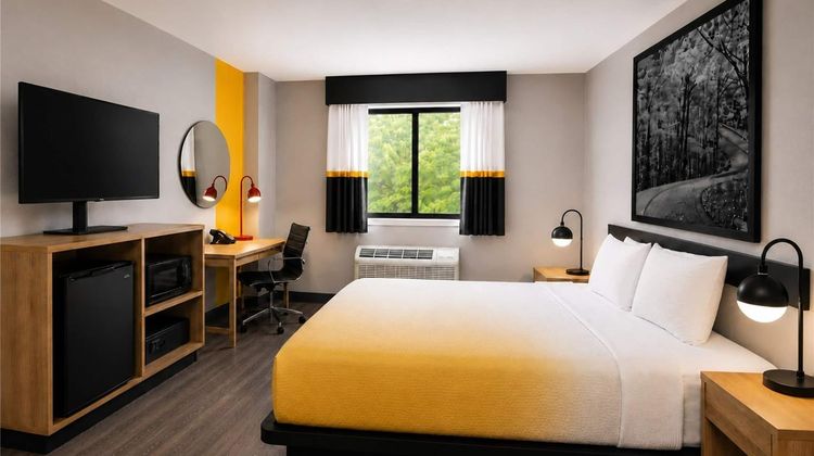 Super 8 Champaign Room