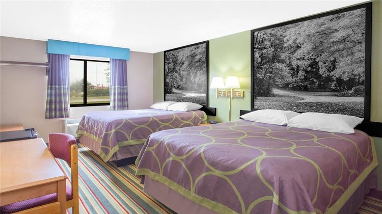 Super 8 Champaign Room