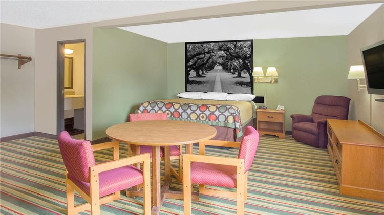 Super 8 Champaign Suite