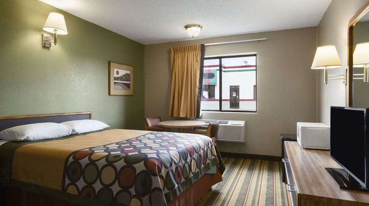 Super 8 Blackwell Room