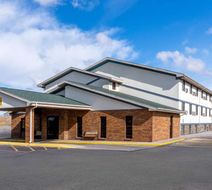 Super 8 Cheyenne Exterior