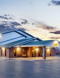 Super 8 Cheyenne