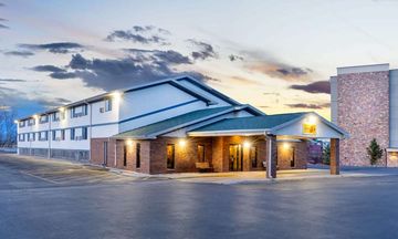 Super 8 Cheyenne