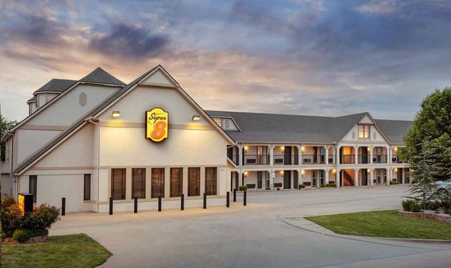 Super 8 City of Moore Exterior