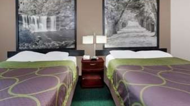 Super 8 Munfordville Room