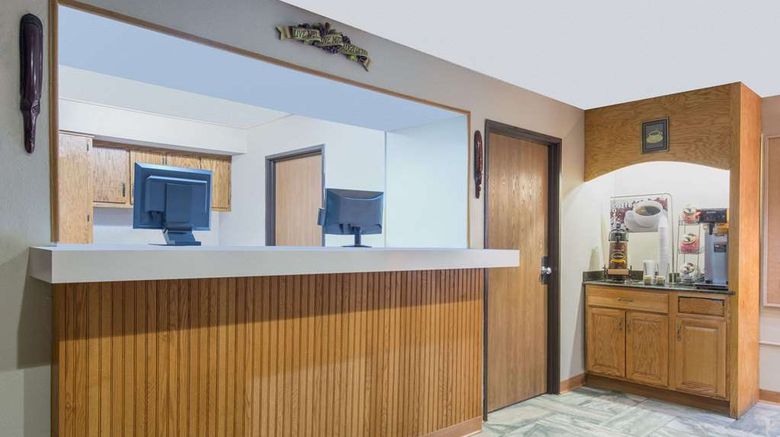 <b>Super 8 Youngstown/Austintown Lobby</b>. Images powered by <a href="https://iceportal.shijigroup.com/" title="IcePortal" target="_blank">IcePortal</a>.