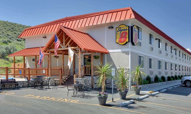 Super 8 Cody Exterior