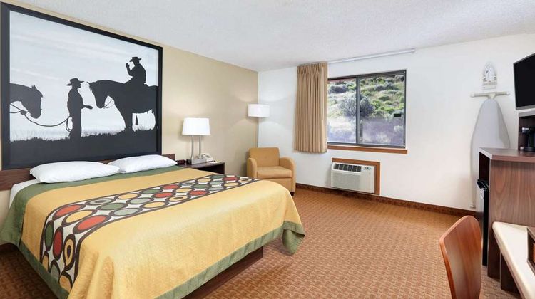 Super 8 Cody Room