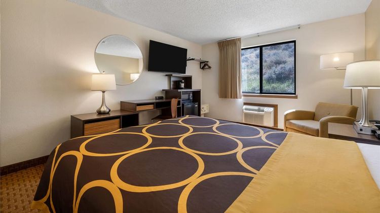 Super 8 Cody Room
