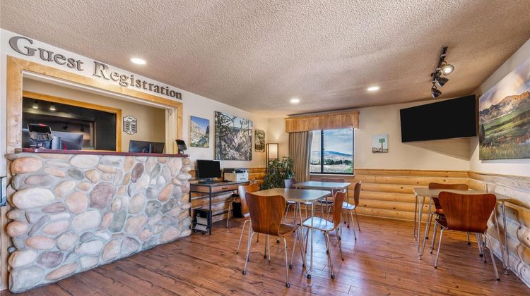 Super 8 Cody Lobby