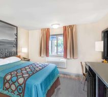 Super 8 Redding Room