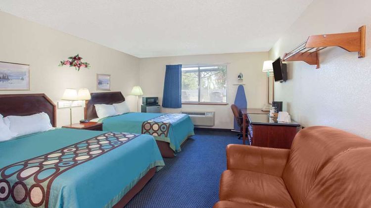 Super 8 Selma/Fresno Area Suite