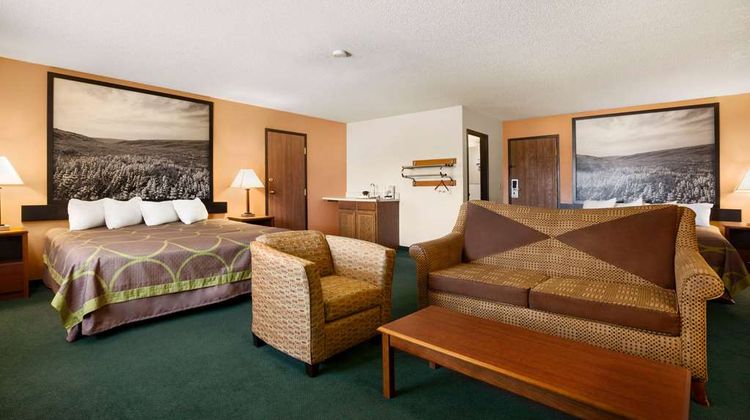 Super 8 Concordia Suite