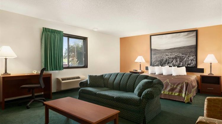Super 8 Concordia Suite