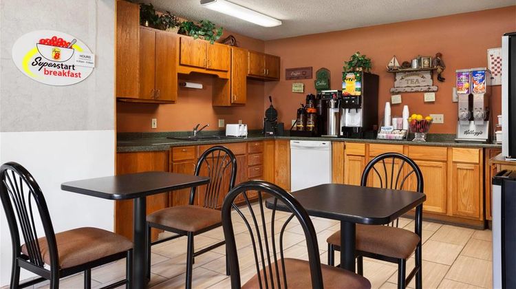 Super 8 Concordia Restaurant