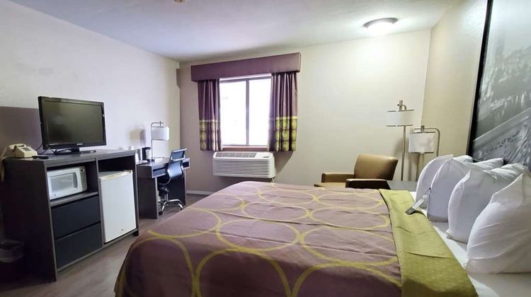 Super 8 Paris Room