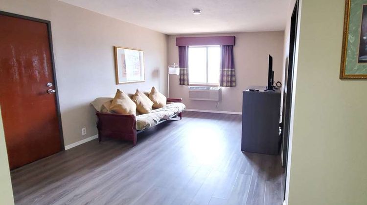 Super 8 Paris Suite