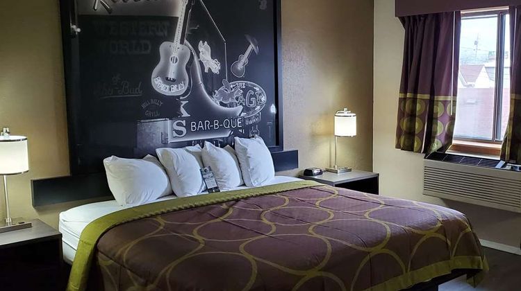 Super 8 Paris Suite