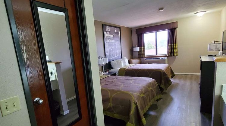 Super 8 Paris Room