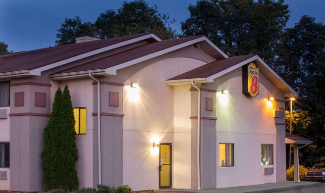 Super 8 Lewisburg Exterior